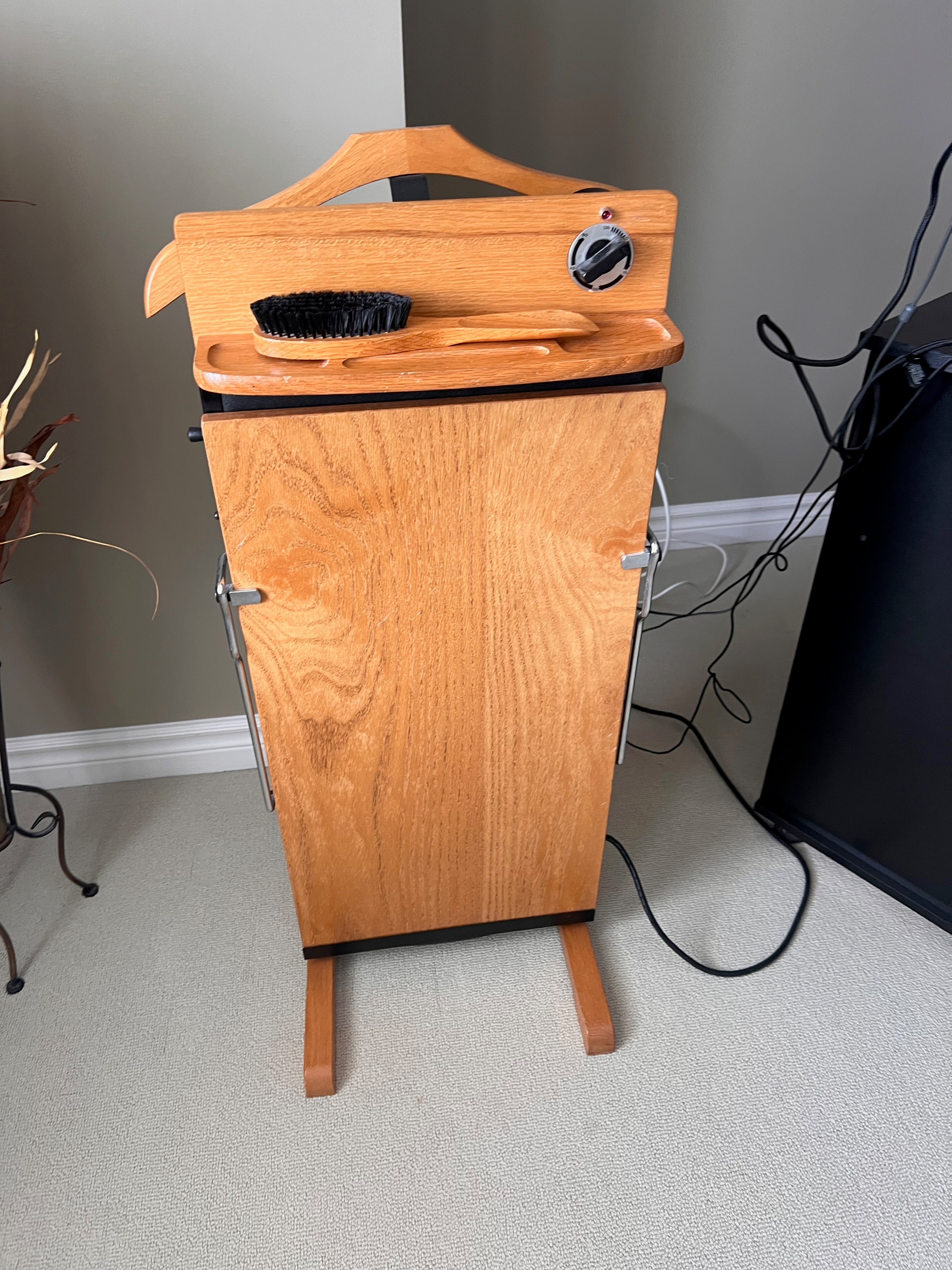 Vintage Arrow Sourcing Ltd. Pant Press Valet