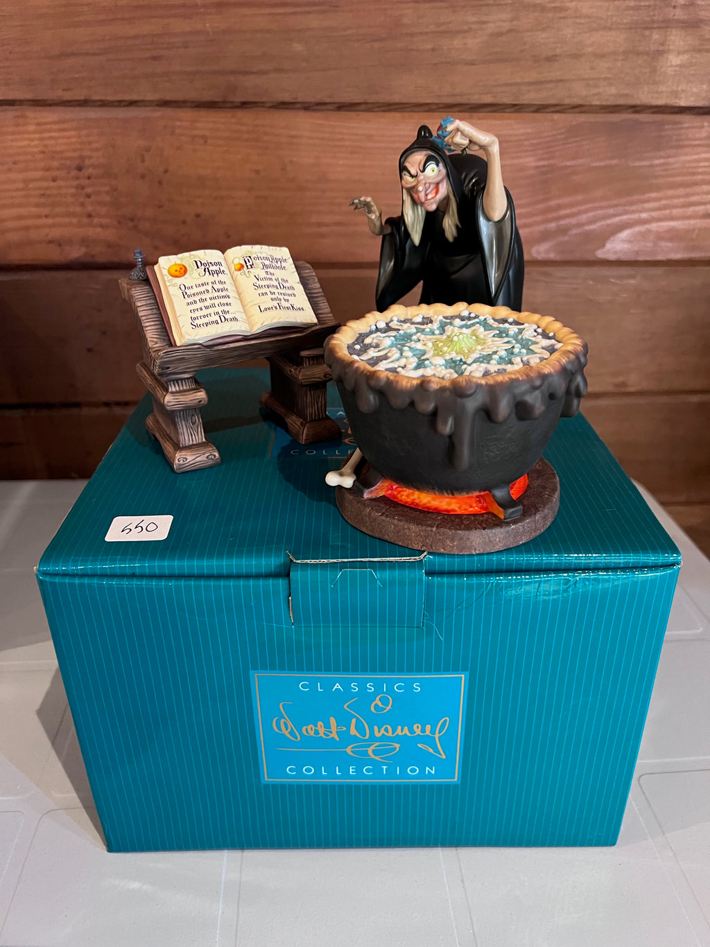 WDCC Walt Disney Classics Collection Snow White and the Seven Dwarfs "Evil to the Core" Cauldron (*box and certificate)