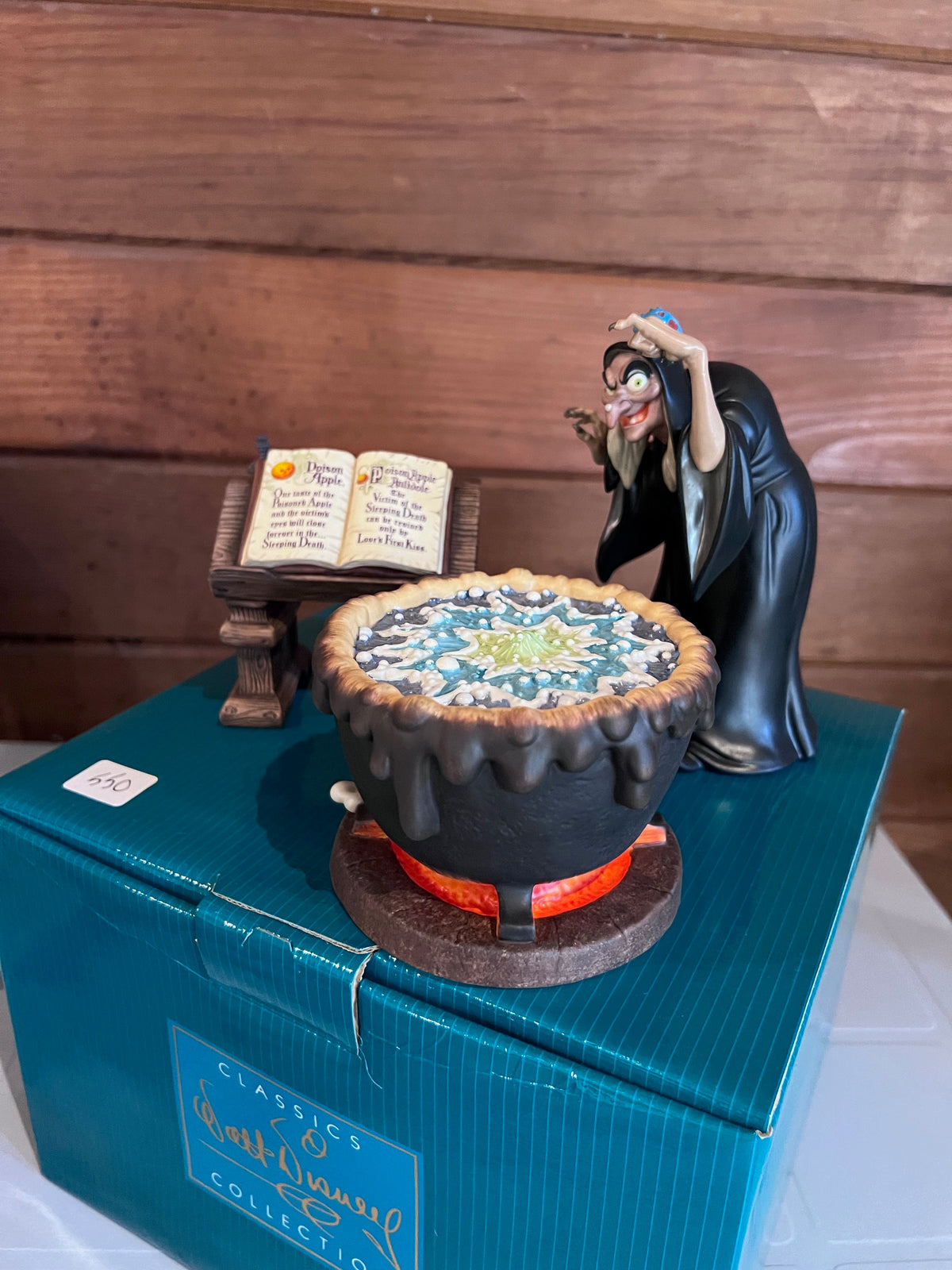 WDCC Walt Disney Classics Collection Snow White and the Seven Dwarfs "Evil to the Core" Cauldron (*box and certificate)
