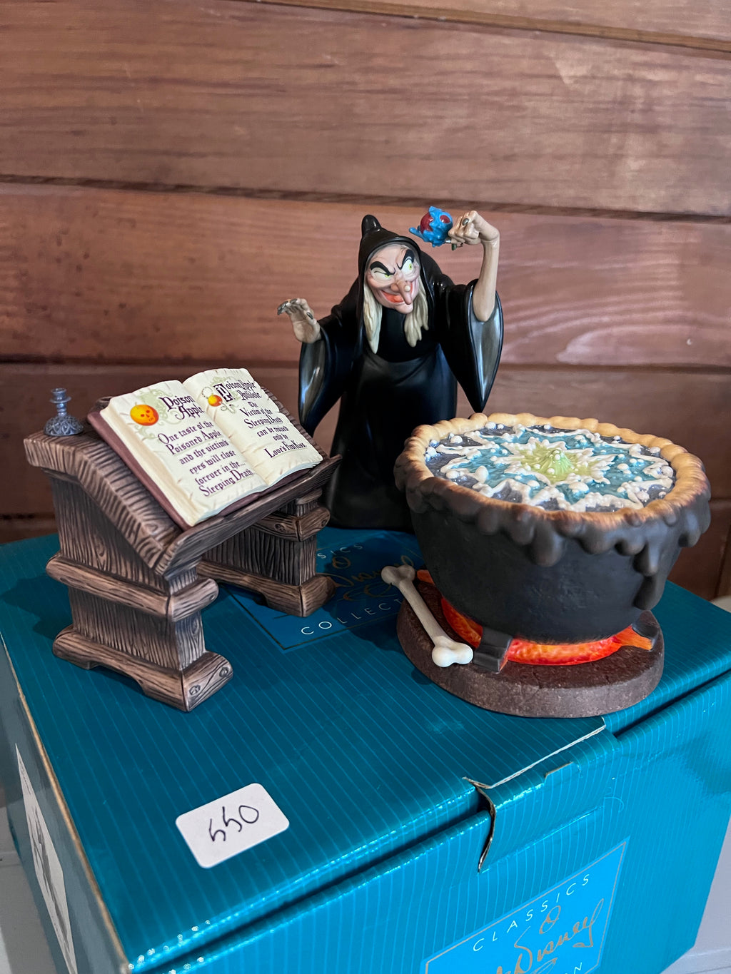 WDCC Walt Disney Classics Collection Snow White and the Seven Dwarfs "Evil to the Core" Cauldron (*box and certificate)