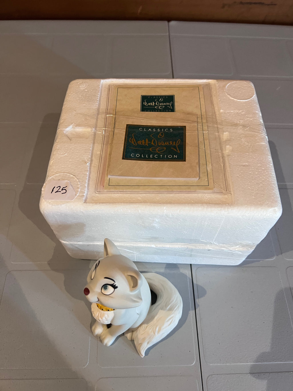WDCC Walt Disney Classics Collection Aristocats Duchess Fetching Feline (*inner box and certificate)