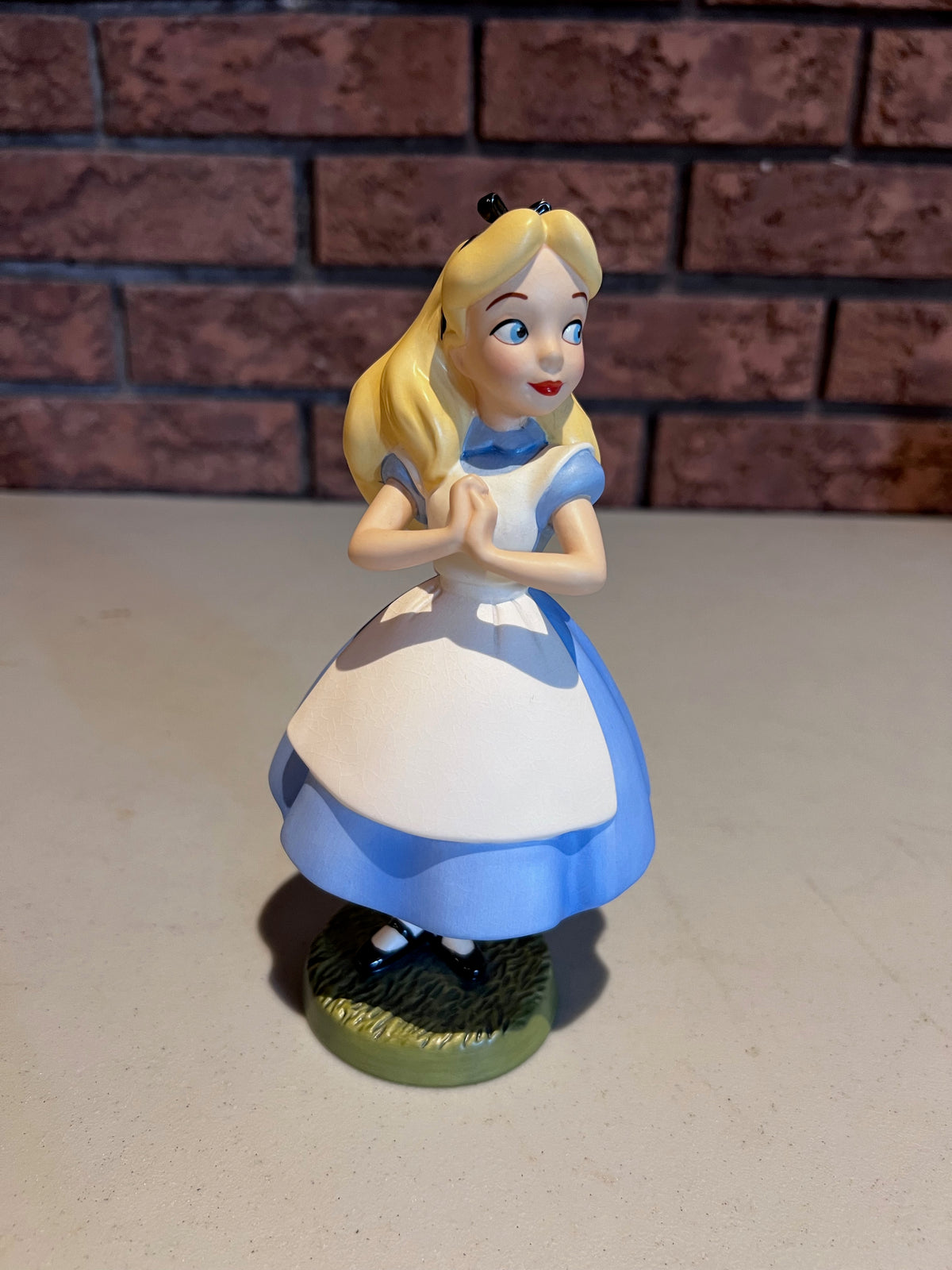 WDCC Walt Disney Classics Collection Alice in Wonderland Alice "Yes, Your Majesty" (*no box, no certificate)