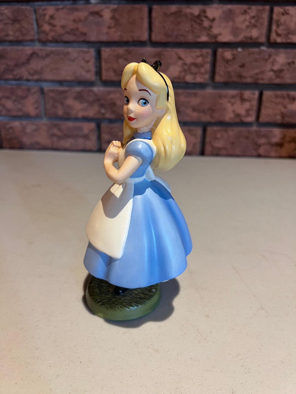 WDCC Walt Disney Classics Collection Alice in Wonderland Alice "Yes, Your Majesty" (*no box, no certificate)