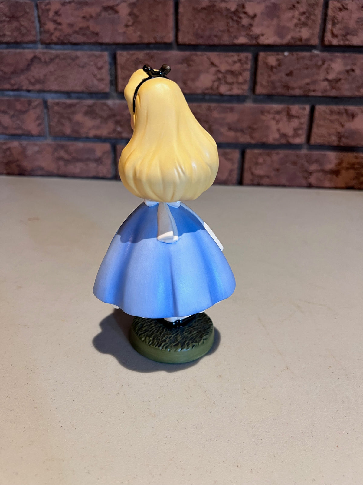 WDCC Walt Disney Classics Collection Alice in Wonderland Alice "Yes, Your Majesty" (*no box, no certificate)