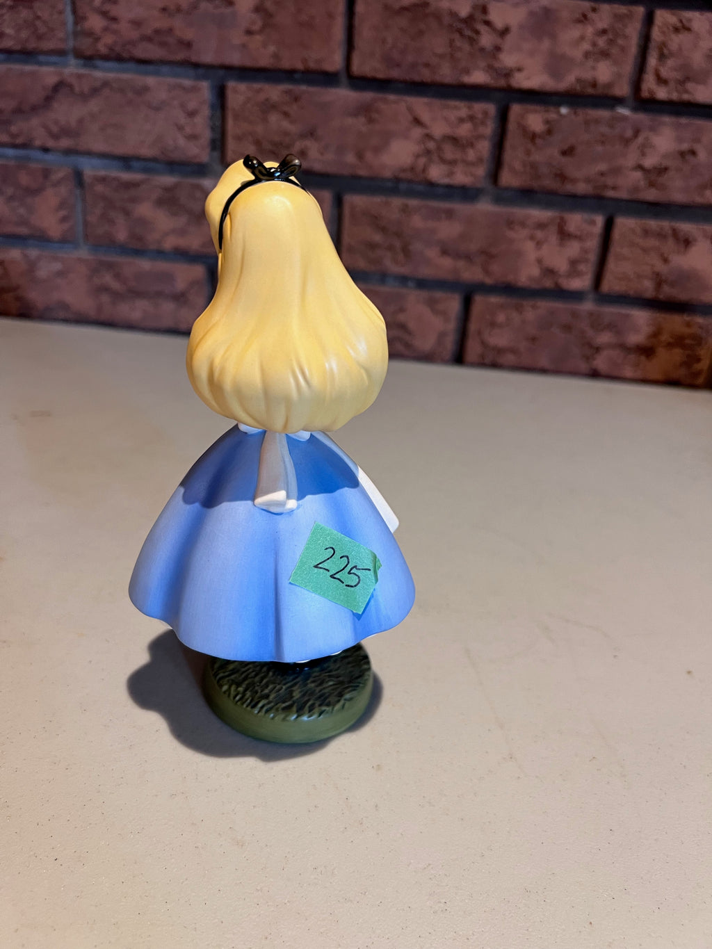 WDCC Walt Disney Classics Collection Alice in Wonderland Alice "Yes, Your Majesty" (*no box, no certificate)