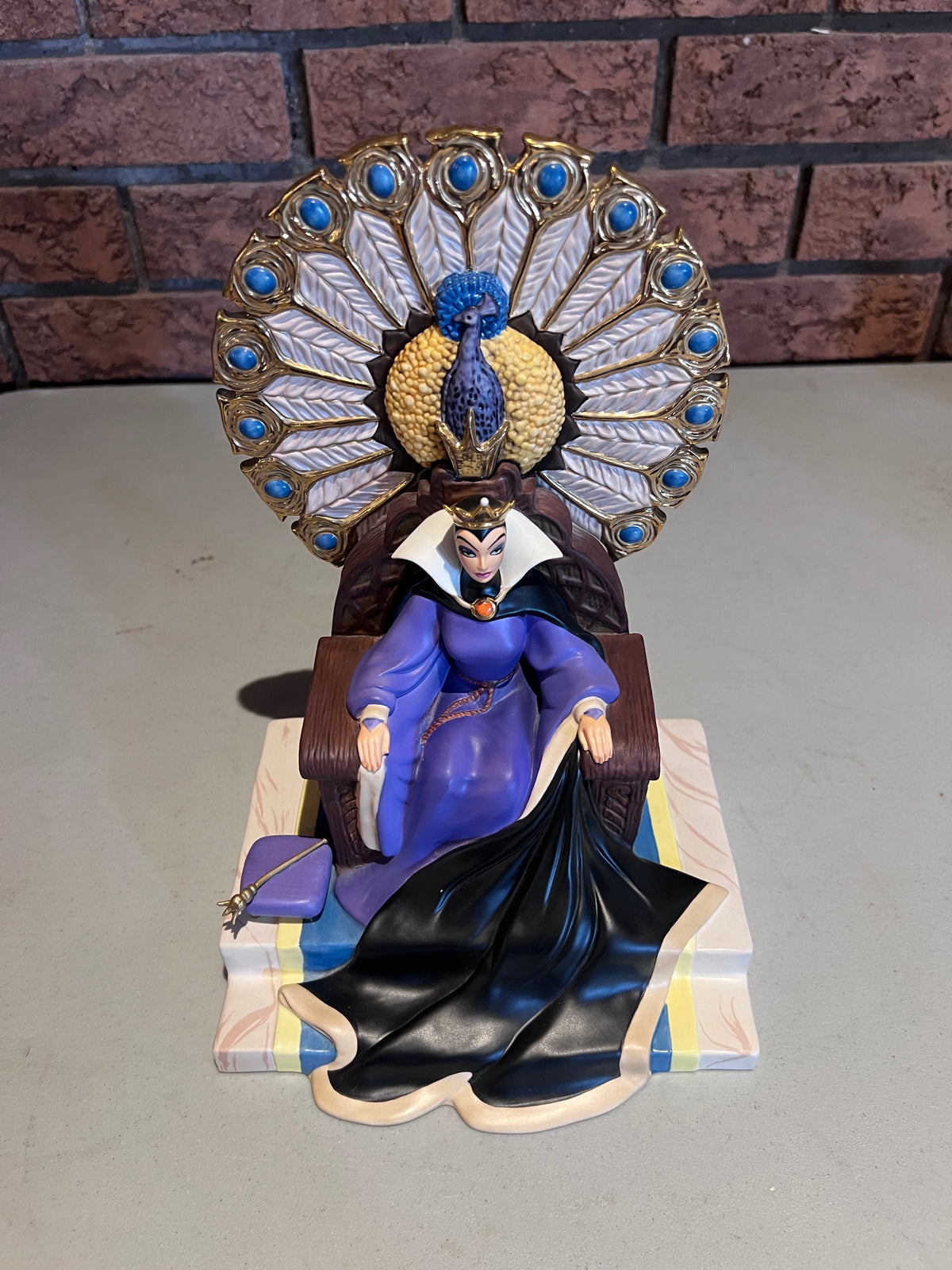 WDCC Walt Disney Classics Collection Snow White and the Seven Dwarfs Queen "Enthroned Evil" (*no box, no certificate)