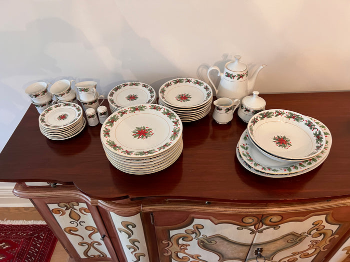 Lynns Fine China 'Holly Wreath' Dinnerware/Tea Set