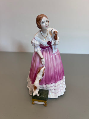 Royal Doulton Figurine Queens of the Realm Queen Victoria HN 3125 (*with original box)