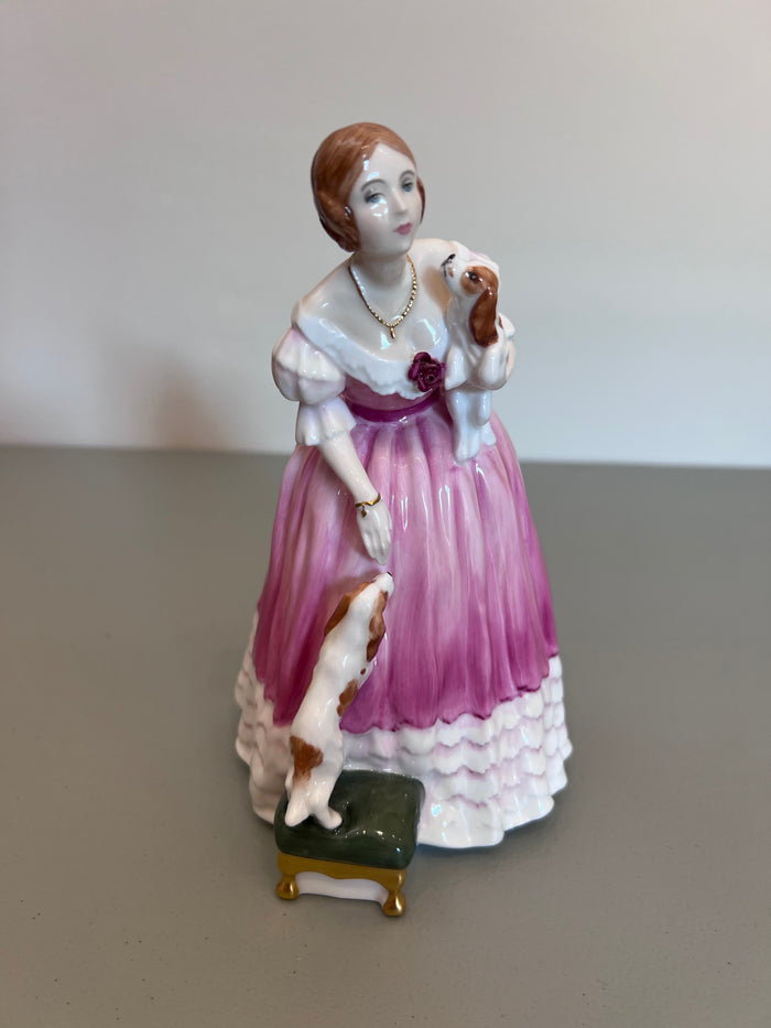 Royal Doulton Figurine Queens of the Realm Queen Victoria HN 3125 (*with original box)