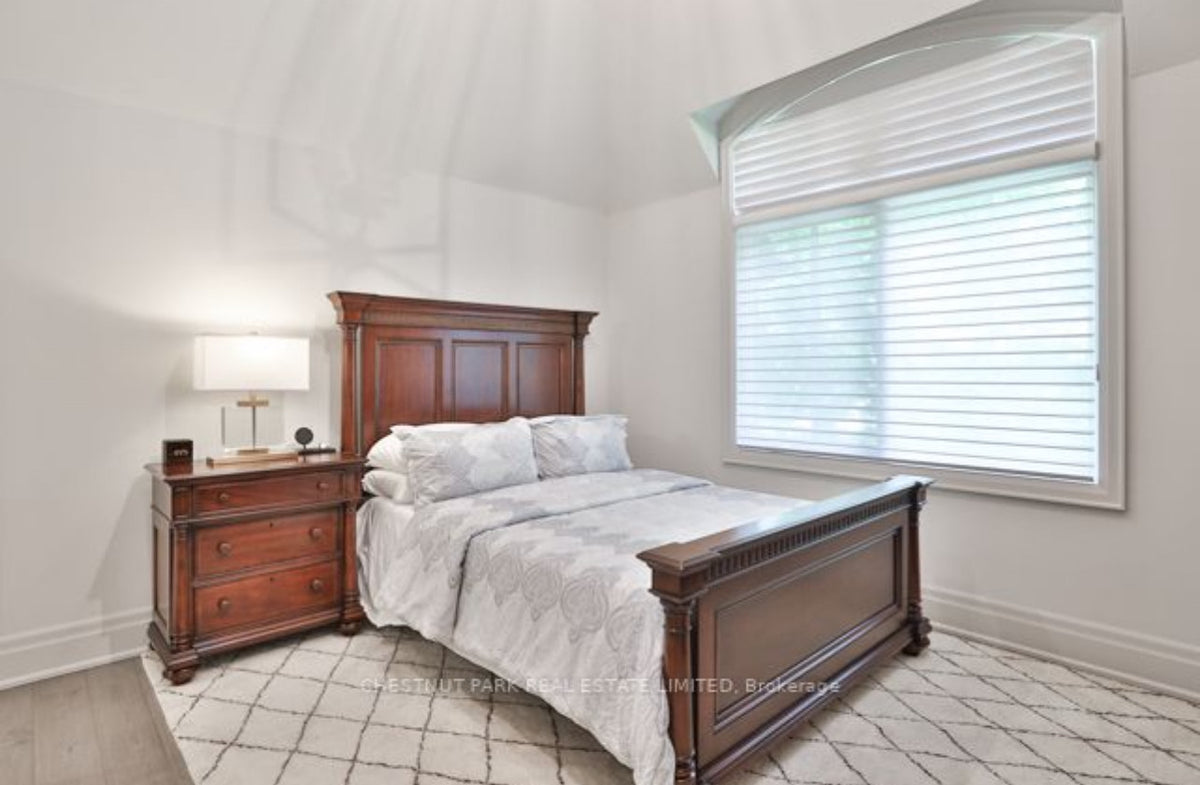 Thomasville Fredericksburg Queen Bed