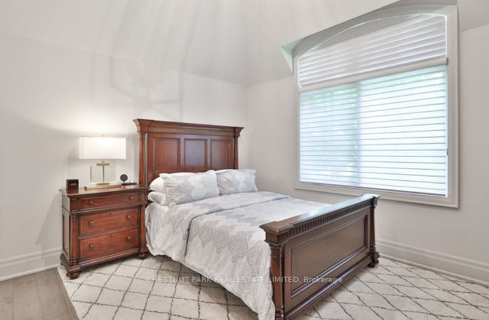 Thomasville Fredericksburg Queen Bed