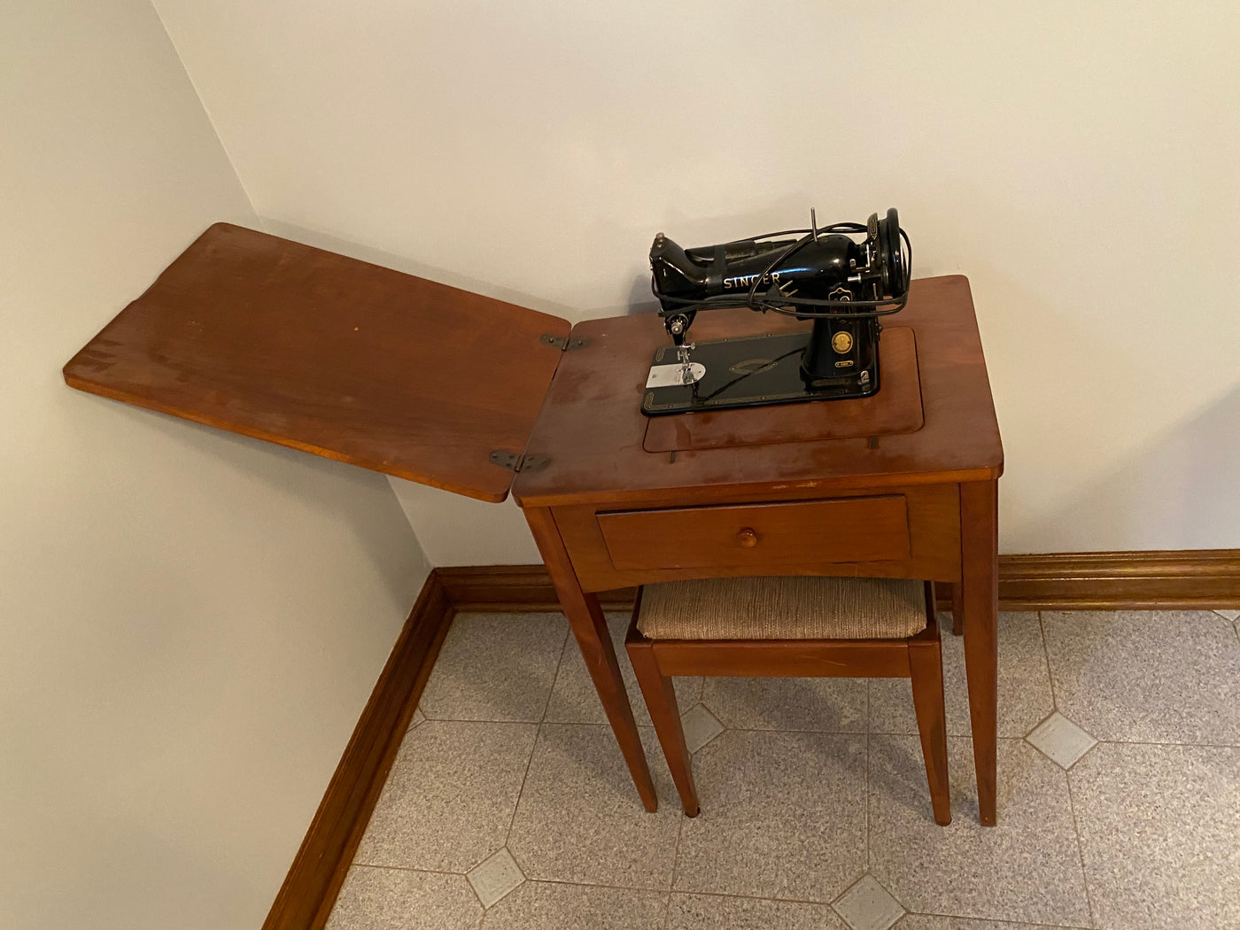 Vintage Singer Sewing Machine Table My Stuff Canada S Content And Estate Specialists
