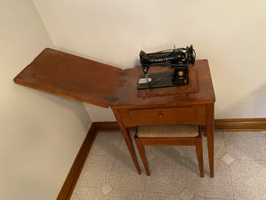 Vintage Singer Sewing Machine/Table