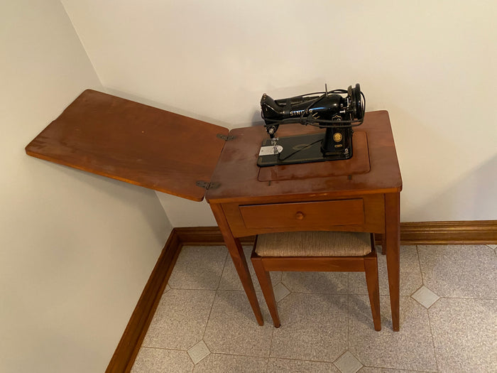Vintage Singer Sewing Machine/Table