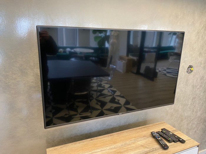 LG 55LH5750 55″ 1080p Smart TV # 2