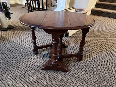 Antique English Dark Oak Drop Leaf Swivel Accent Table