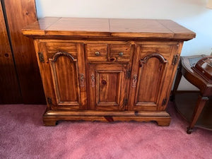 "Virginia House" Bar/Server