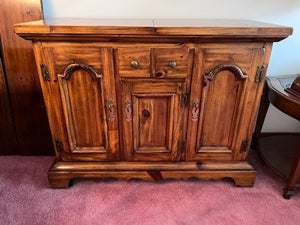 "Virginia House" Bar/Server