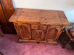 "Virginia House" Bar/Server