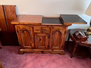 "Virginia House" Bar/Server