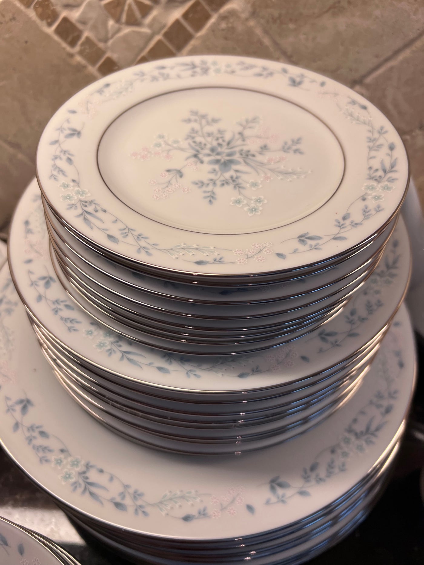 Contemporary Fine China by Noritake Carolyn 2693 Service for 8 Sell My Stuff Canada Canada s Content and Estate Sale Specialists