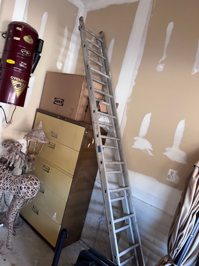 S.A. Ladder- Extendable Ladder