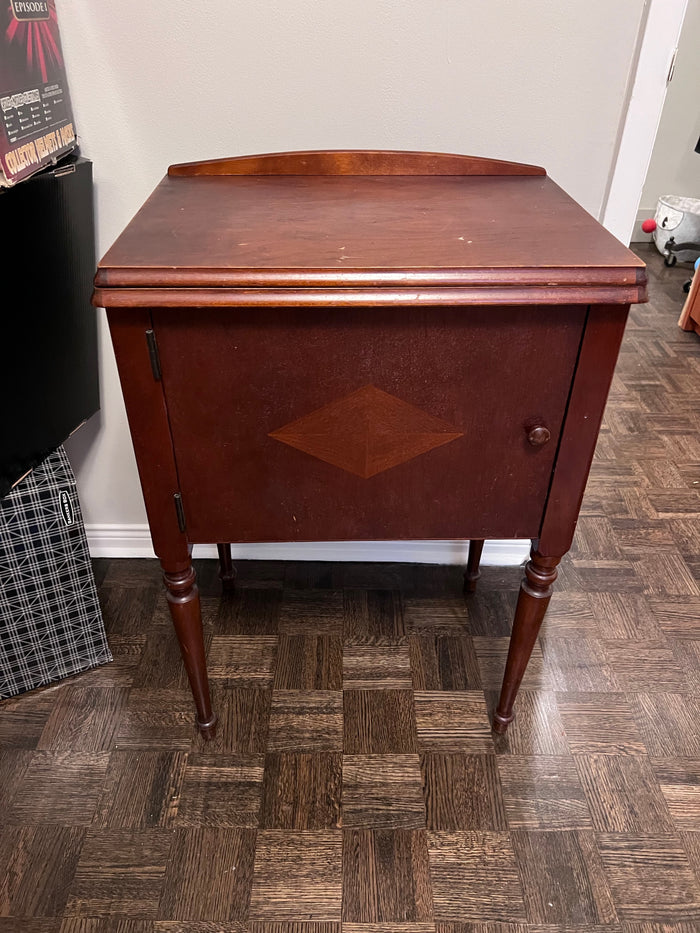 Antique 15-91 Singer Sewing Machine in Cabinet