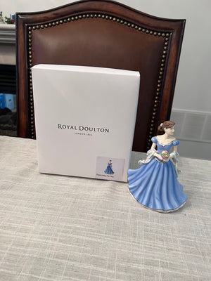 Royal Doulton Pretty Ladies Occasions Especially For You HN 5576 (*with original box)