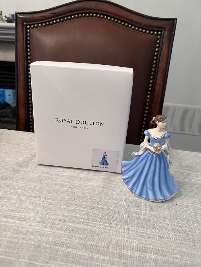 Royal Doulton Pretty Ladies Occasions Especially For You HN 5576 (*with original box)