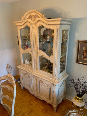 French Provincial Style Hutch/China Cabinet