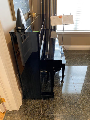 "Young Chang" U-116 Black Upright Piano