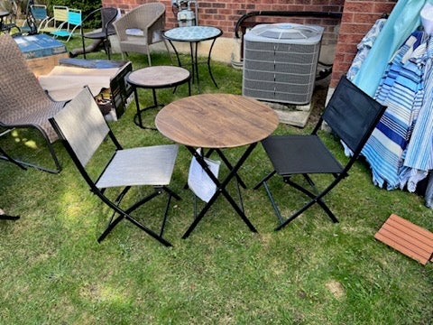 2 Folding Chairs + Table