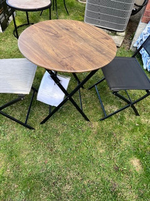2 Folding Chairs + Table