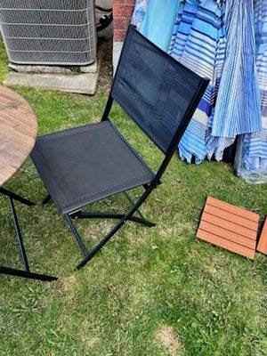 2 Folding Chairs + Table