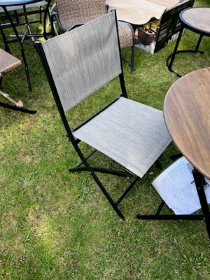 2 Folding Chairs + Table