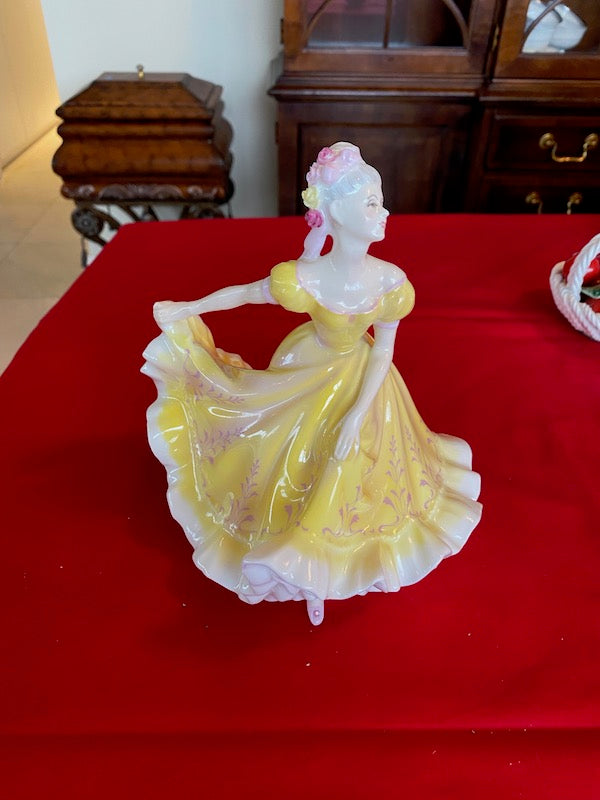   ロイヤルドルトンNinette Royal Doulton Figurine- Ninette HN 2379 – Sell My Stuff