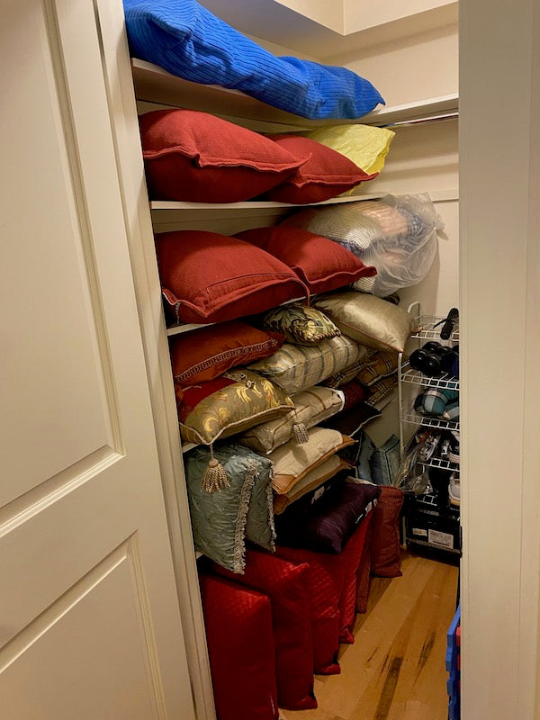 Throw/Accent Pillow Lot (Varying Styles and Colours)