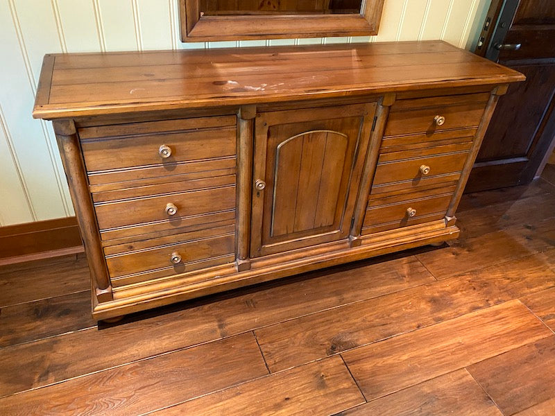 "Drexel Heritage" 6-Drawer Dresser, with Centre Cabinet