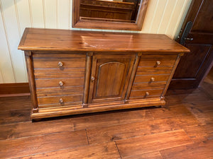 "Drexel Heritage" 6-Drawer Dresser, with Centre Cabinet