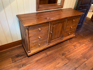 "Drexel Heritage" 6-Drawer Dresser, with Centre Cabinet
