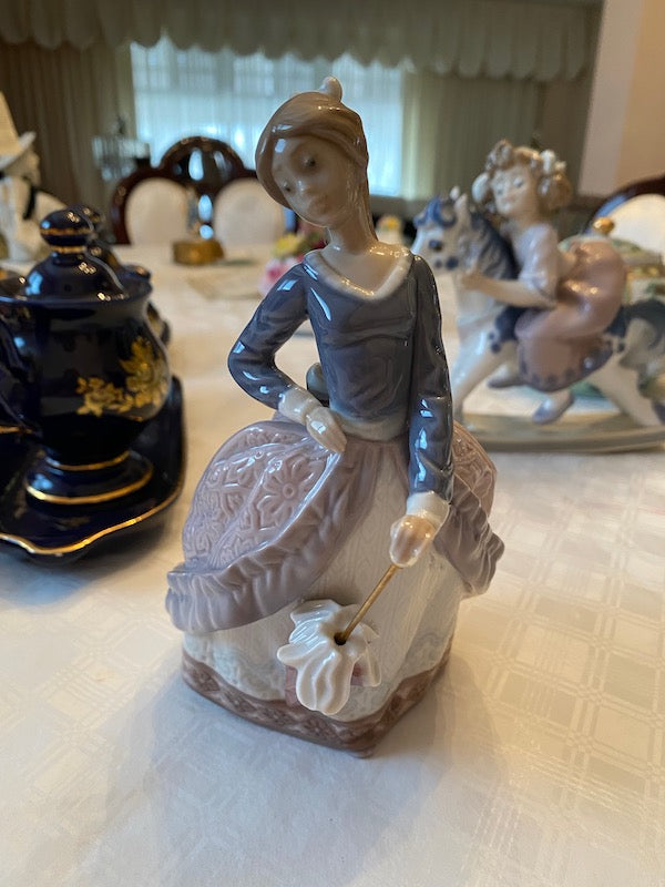 Lladro Figurine Evita 5212 Sell My Stuff Canada Canada's Content