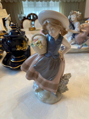 Lladro Figurine- Sweet Scent 5221