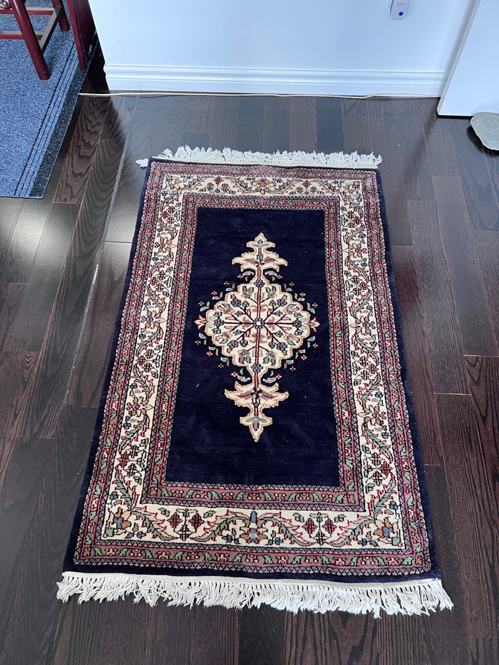 Area Rug – Wool on Wool, hand-knotted & hand-woven rug from Bahrain