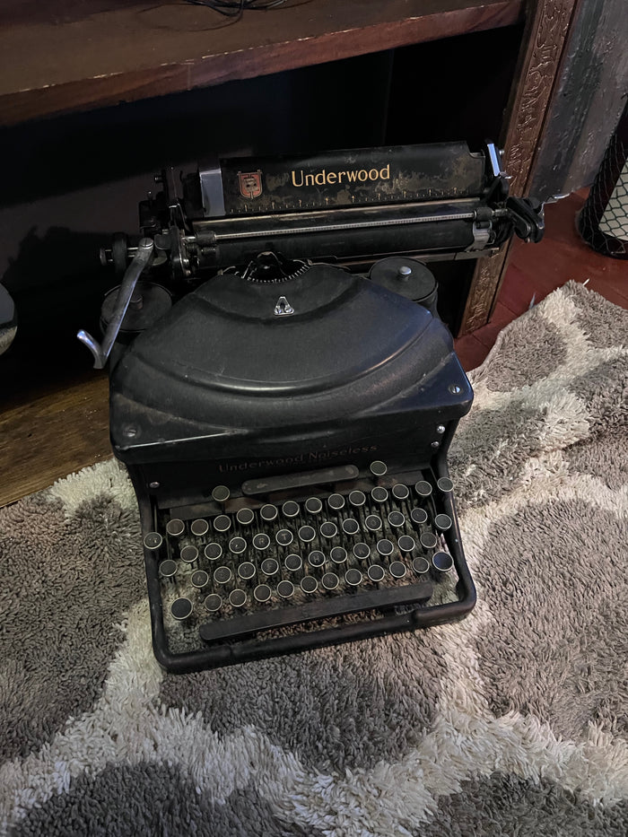 Vintage Underwood Noiseless Typerwriter