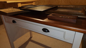 LIKE NEW Desk- (*low quality picture)